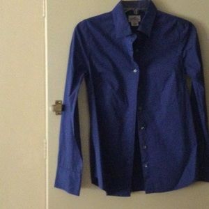 Jcrew botton down fitted shirt97% cotton 3% spandex. In size xxs
